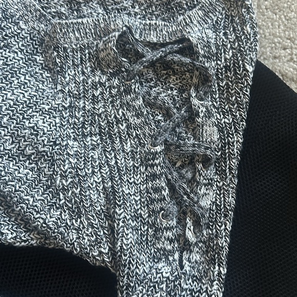 New EXPRESS Sweater Size Small 🖤🤍 - Picture 7 of 7